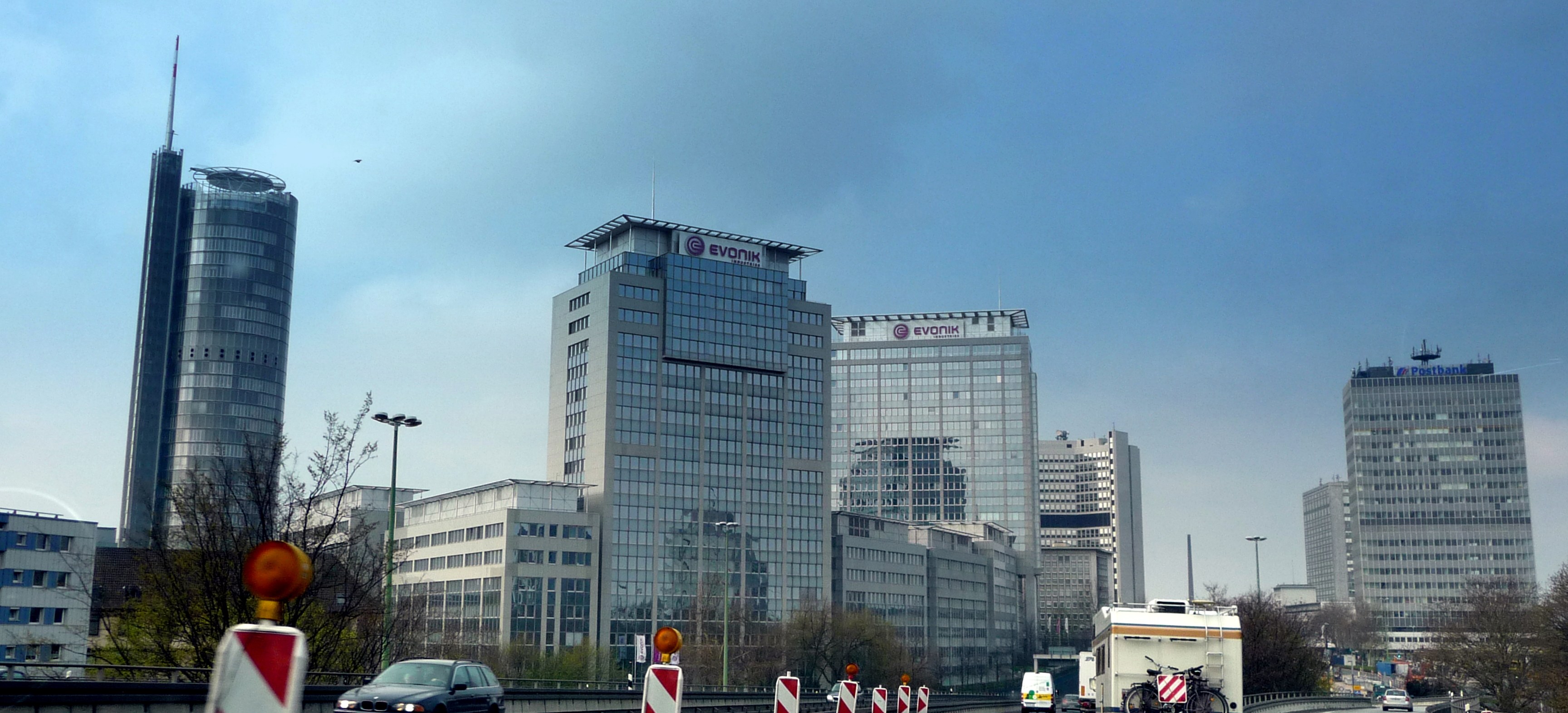 Die Skyline von Essen mit dem RWE-Turm und den Evonik-Hochhäusern