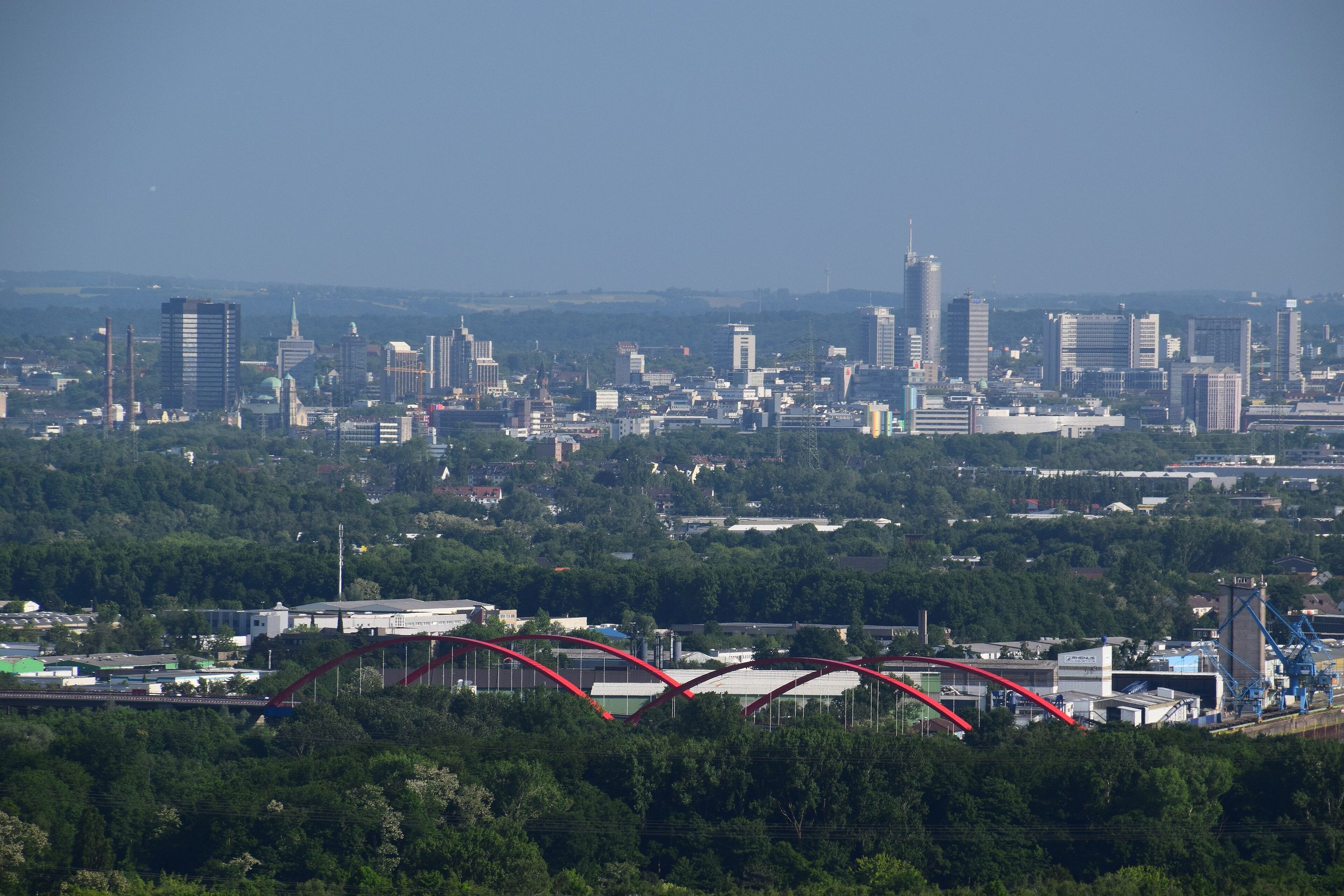 Blick auf die Essener Innenstadt mit Hochhäusern und Baukran