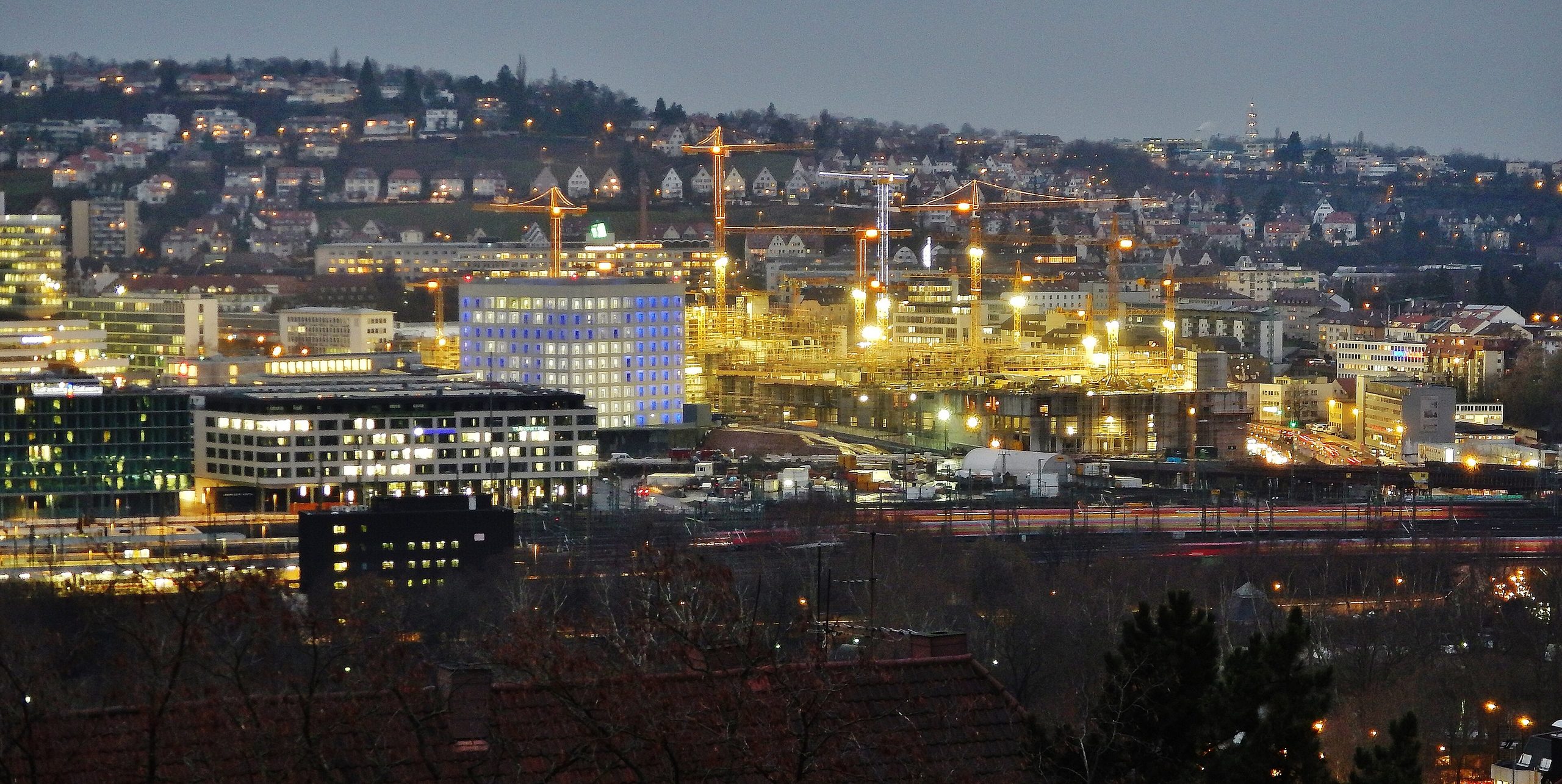 Stuttgarter Europaviertel am Abend mit Baukränen und Stadtbibliothek