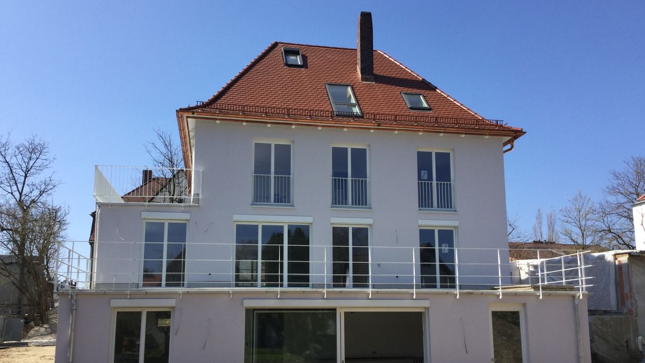 Frisch saniertes Haus mit neuen Fenstern und Terrasse, Außenanlage noch in Arbeit