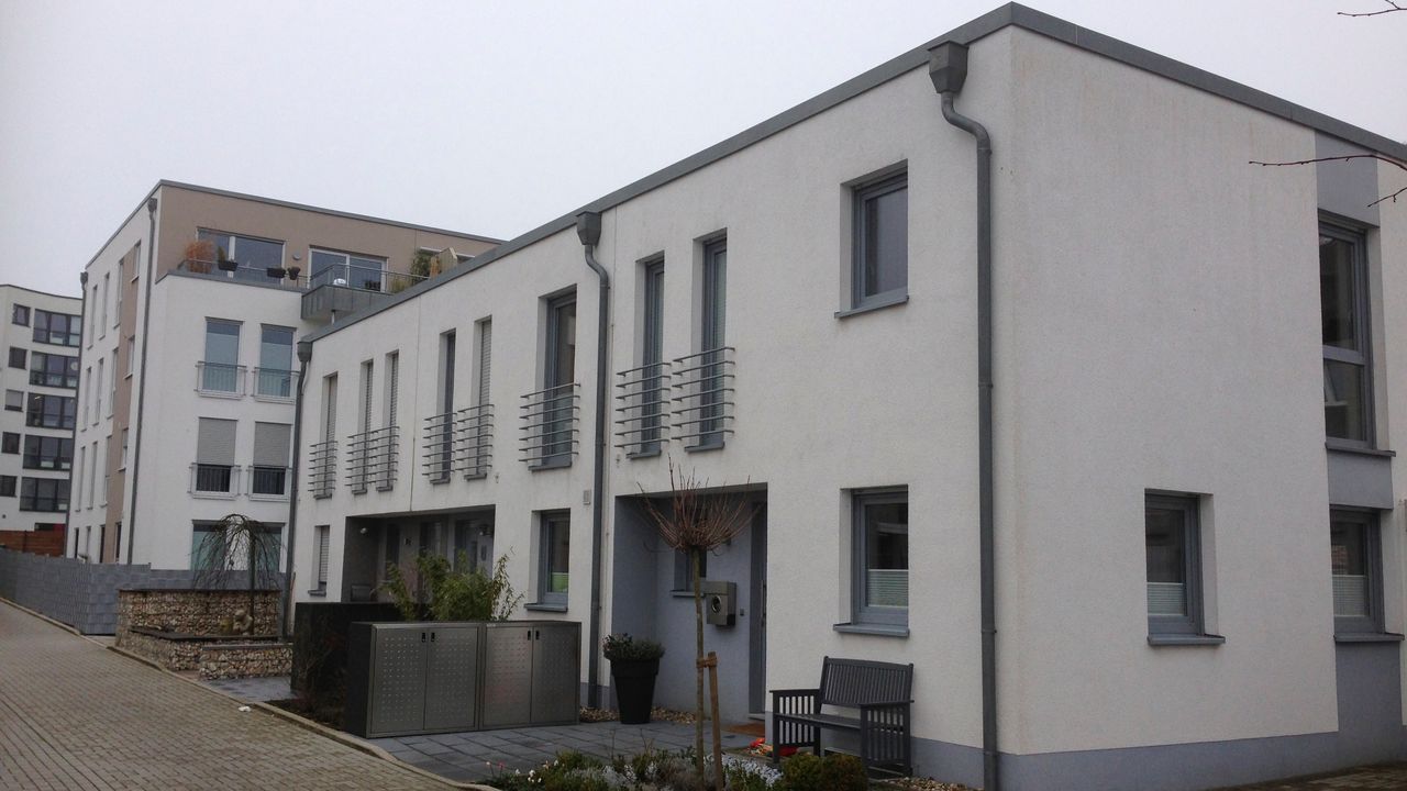 Neue Stadthäuser neben einem Mehrfamilienhaus