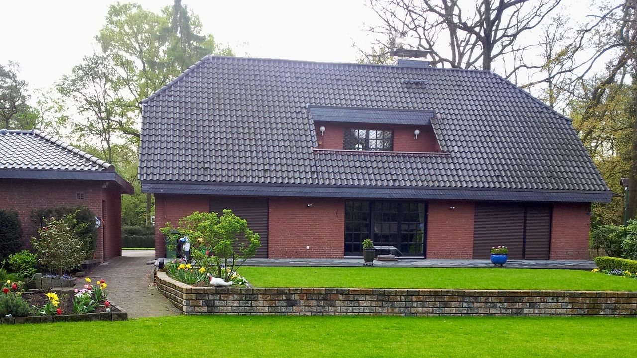 Einfamilienhaus mit gepflegtem Vorgarten und Frühlingsbeet